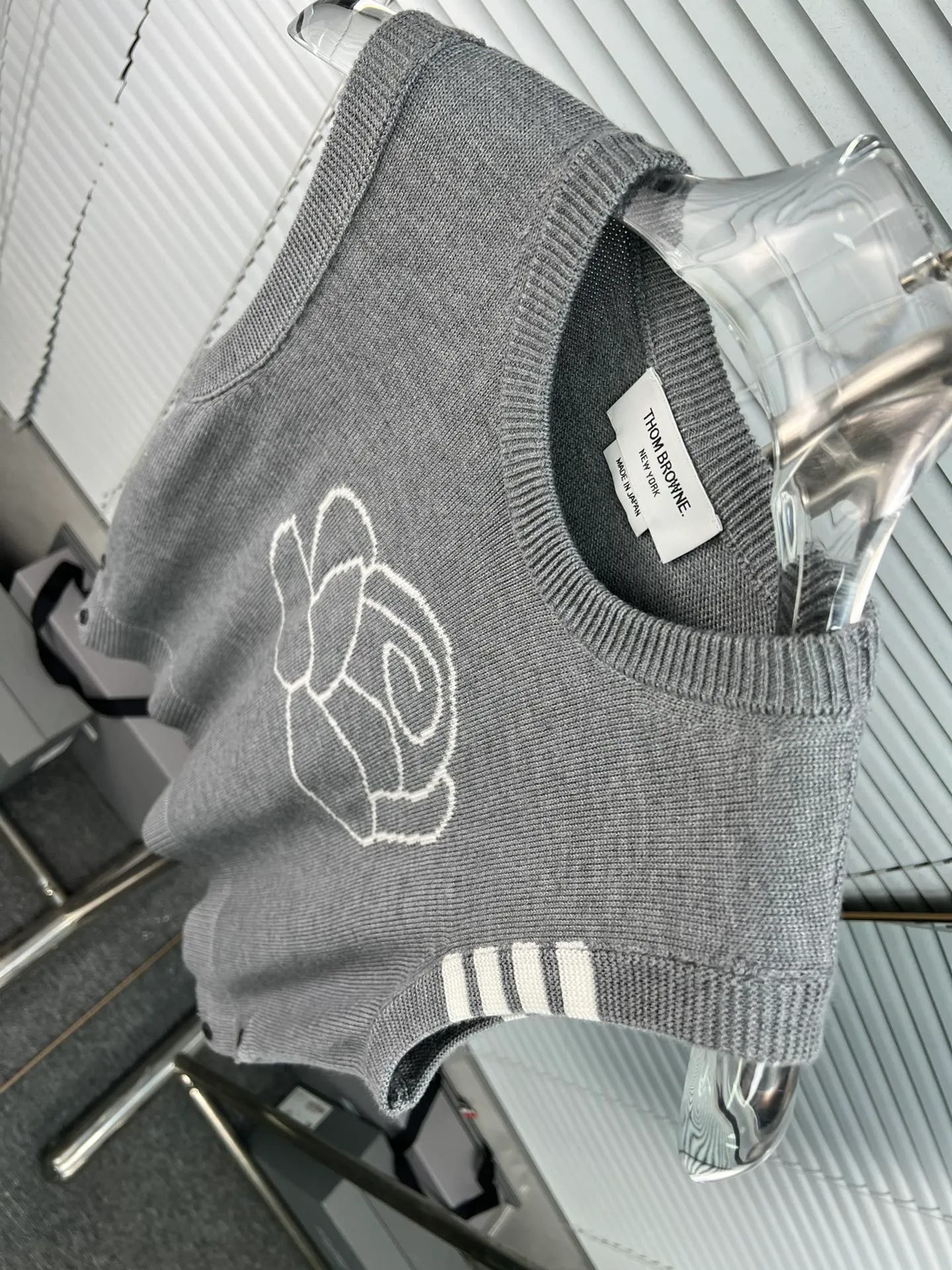 THOM BROWNE🇳🇱New Arrival 𝐃𝐞𝐭𝐚𝐢𝐥 ： TB ， ， ， ， ooookkkkkk ， ， ， ， T look jue ：Gray White Navy Blue Sizes： 0.1.2(S.M.L)